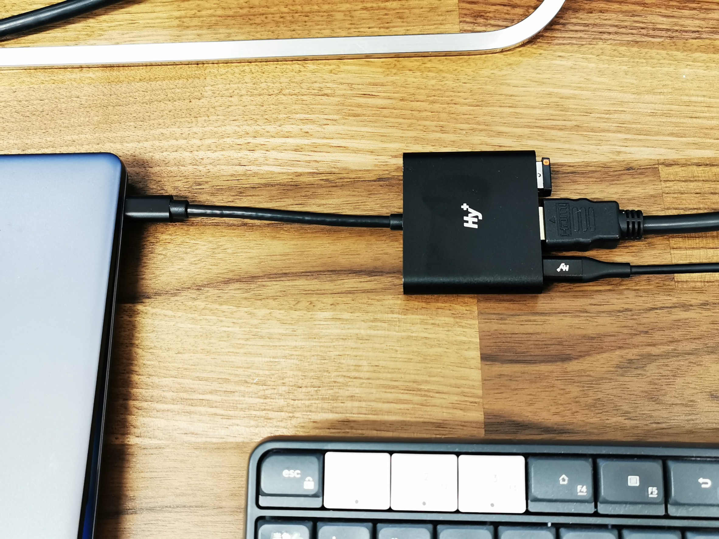 ノートパソコンの画面をテレビに映す方法。Type-C HDMI変換USB