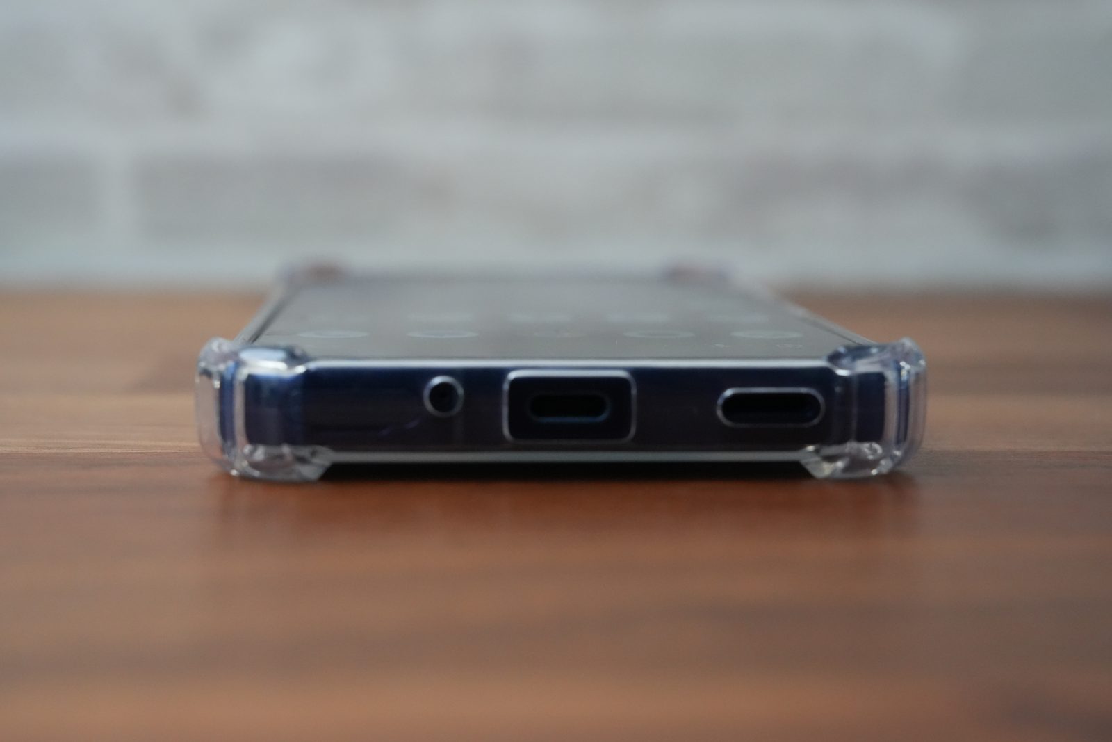 AQUOS R11 ケース USB-C スピーカー 底面 開口